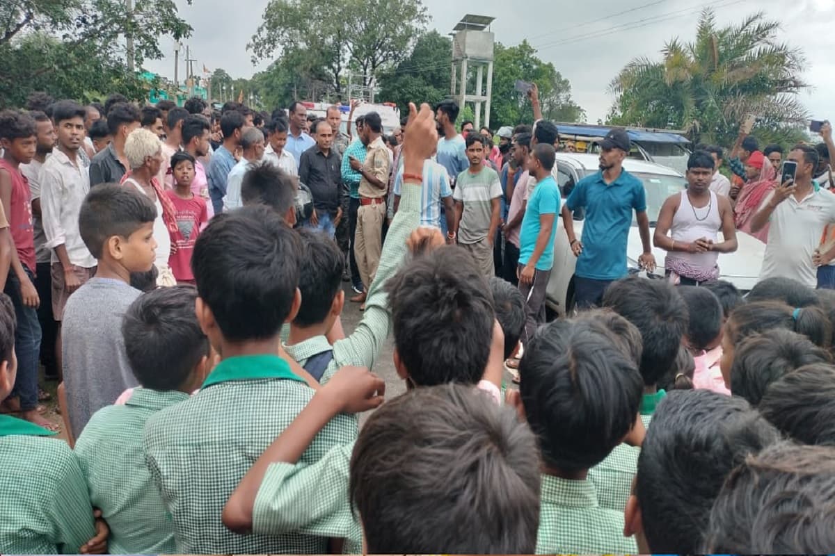अदालती आदेश पर सील हुआ चांदना स्कूल, छात्रों ने बीईईओ को घंटों बनाया बंधक