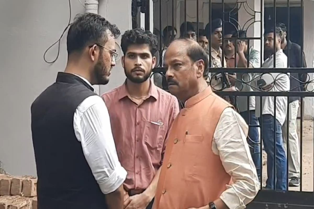 जमशेदपुर के हिमांशु हत्याकांड पर पूर्व सीएम का सरकार पर हमला, पीड़ित परिवार से की मुलाकात
