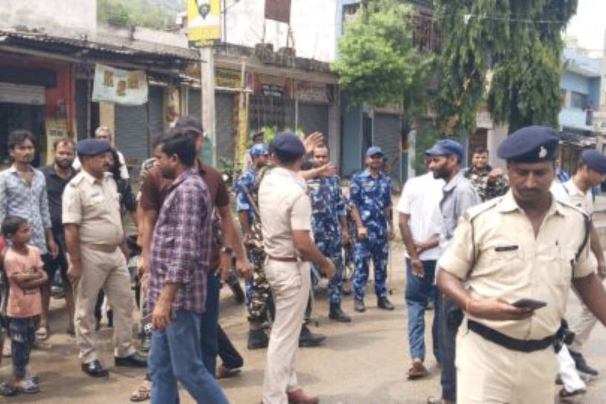 बांकेबाजार में बंद दुकानों को खुलवाने पहुंचे DSP, पकड़ा गया है अश्लील वीडियो वायरल करने वाला आरोपी