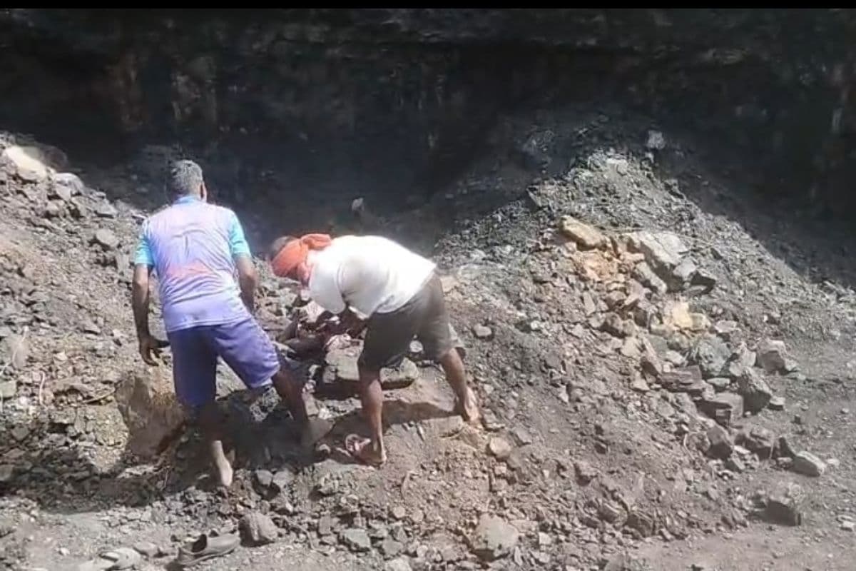 बड़कागांव में अवैध कोयला खदान का चाल धंसने से दो मजदूरों की मौत, पहले भी हो चुका है हादसा बड़कागांव में अवैध कोयला खदान का चाल धंसने से दो मजदूरों की मौत, पहले भी हो चुका है हादसा