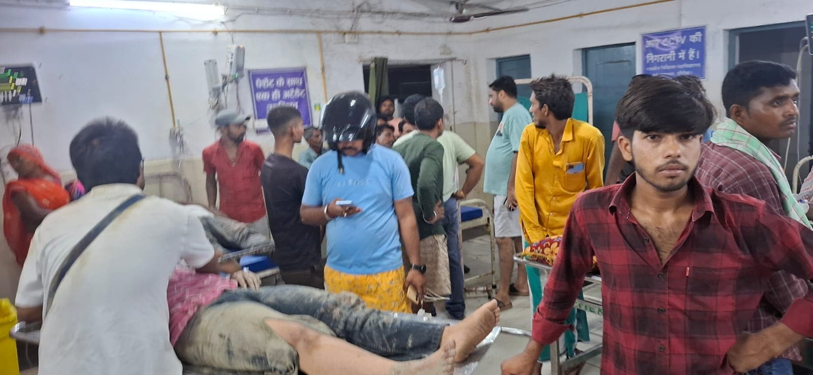 मीरगंज के पास दर्दनाक सड़क हादसा, अज्ञात वाहन ने मां-बेटी को कुचला, मां की मौत, बेटी गंभीर