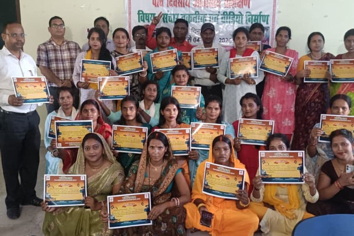 अब मोबाइल कैमरे से दुनिया देखेगी जीविका दीदियों की सफलता, 5 दिन की खास ट्रेनिंग हुई पूरी