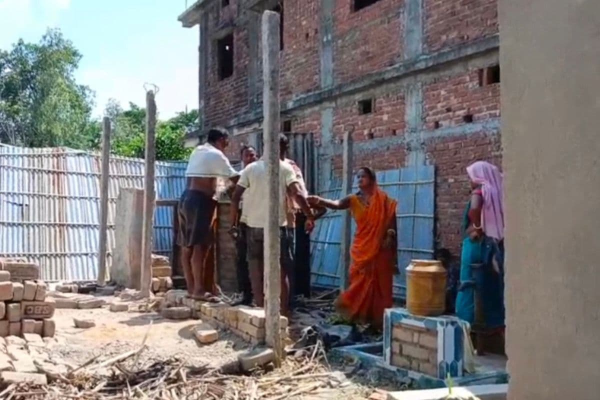 कटिहार में जमीन पर कब्जे की कोशिश या पुराना विवाद? आदिवासी महिला का घर तोड़ा, गांव में बढ़ा तनाव