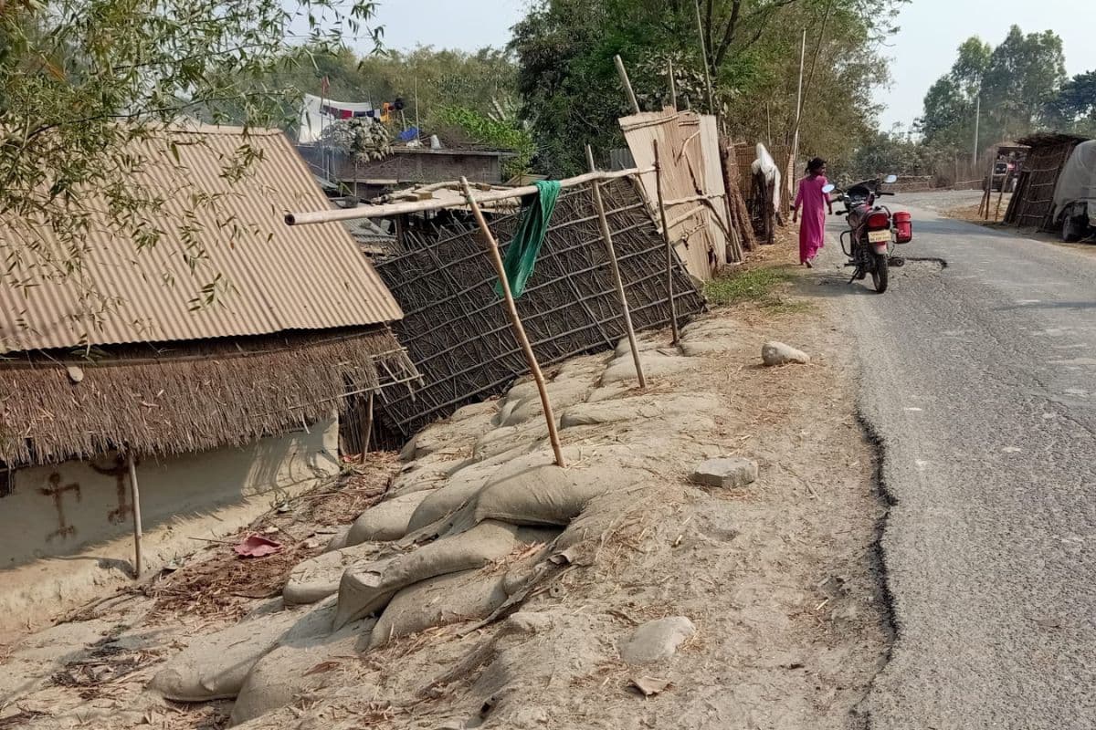 कटिहार में बाढ़ से पहले बढ़ी टेंशन! महानंदा का पूर्वी तटबंध हुआ जर्जर, गड्ढों और अतिक्रमण ने बढ़ाया खतरा