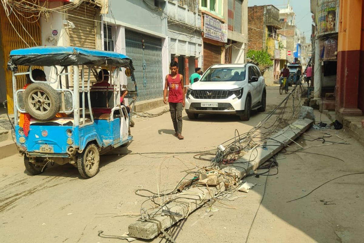 खगड़िया के जमालपुर बाजार में वाहन की टक्कर से बिजली का पोल टूटा, रातभर रहा अंधेरा