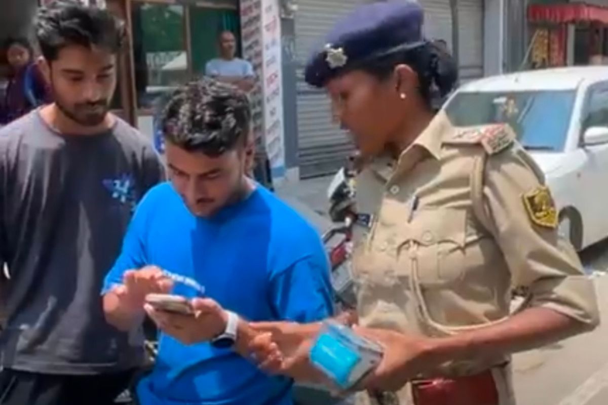 बिना हेलमेट और सीट बेल्ट निकले तो हो जाइए सावधान, खगड़िया में ट्रैफिक पुलिस का चेकिंग अभियान