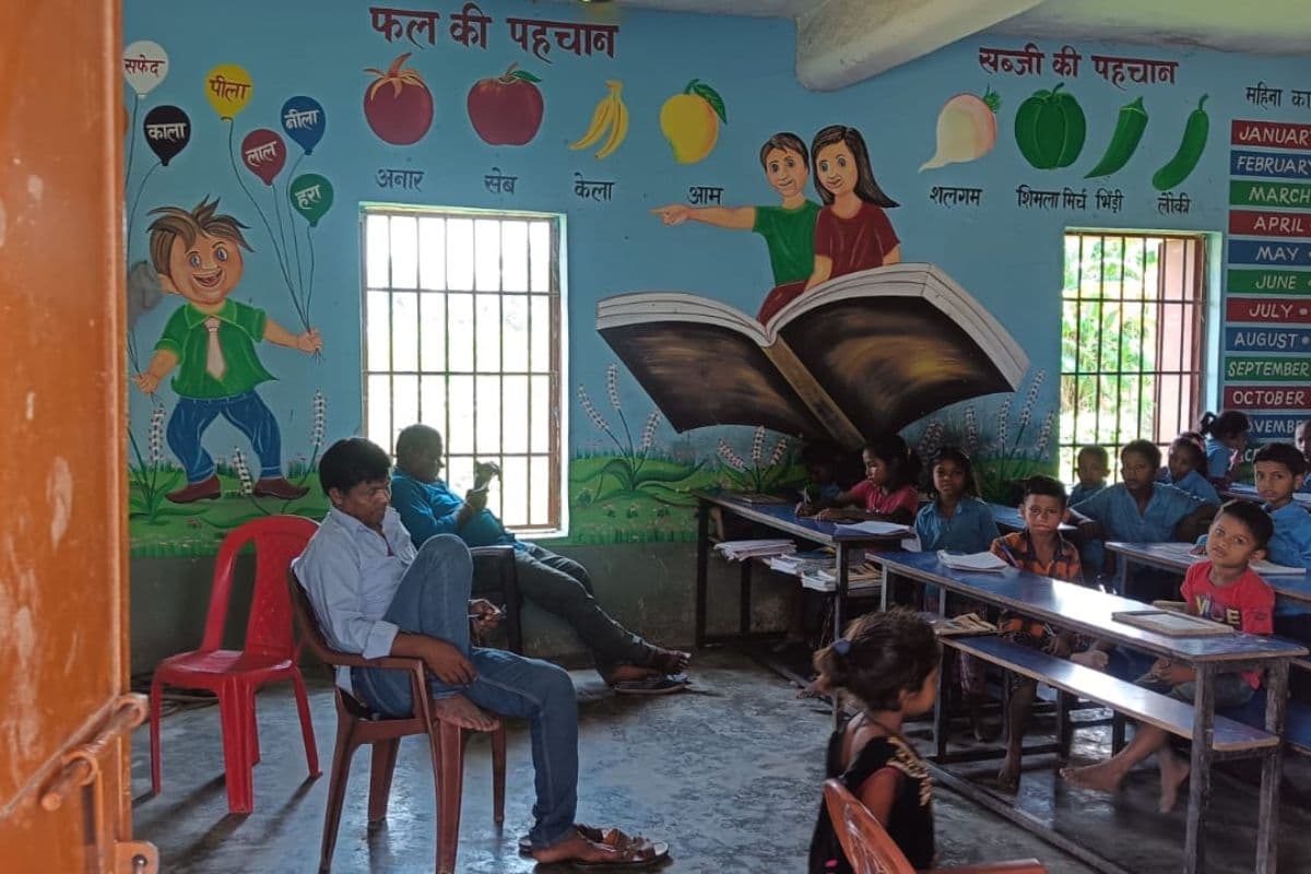 क्लास में सोते और मोबाइल पर रील देखते मिले शिक्षक, 170 बच्चों की पढ़ाई पर उठे सवाल, BEO ने जांच के दिए आदेश