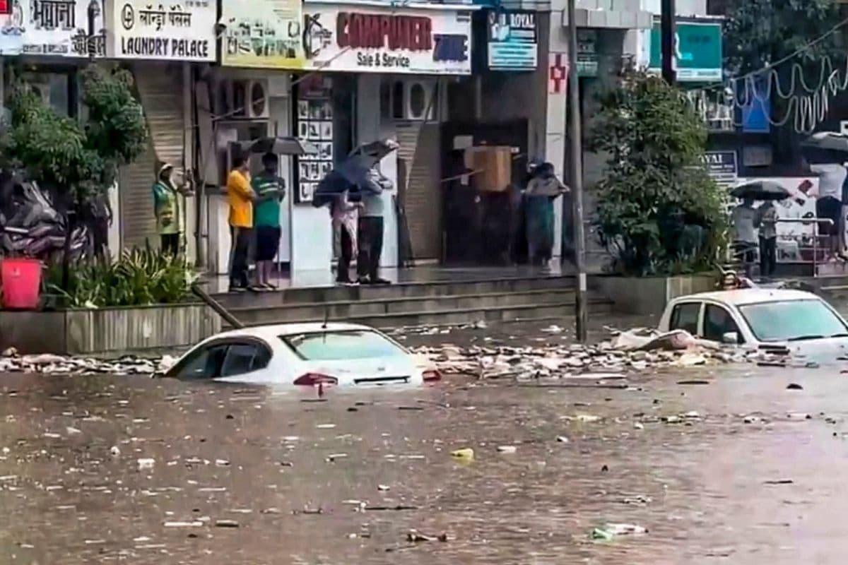 मुंबई में मानसून का रौद्र रूप, 4 दिनों में 400 मिमी बारिश, तस्वीरों में देखें शहर का हाल