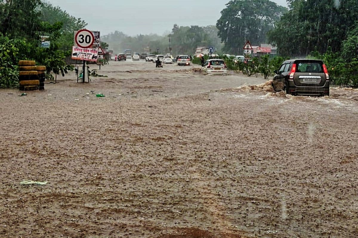 Mumbai Rains: मूसलाधार बारिश से मुंबई बेहाल, स्कूल-कॉलेज बंद, रुकी उड़ानें, दो लोगों की मौत