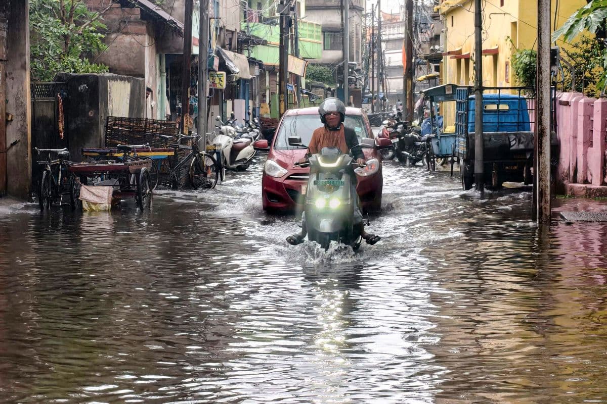 रेड अलर्ट पर मुंबई, आईएमडी की चेतावनी के बाद स्कूल-काॅलेज बंद; हो रही है भारी बारिश