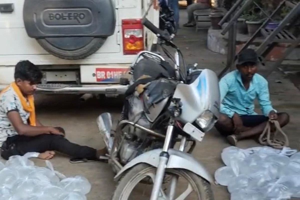 मुंगेर में 104 लीटर महुआ शराब जब्त, दो तस्कर गिरफ्तार, सरकारी बस चालक भी नशे में पकड़ा गया