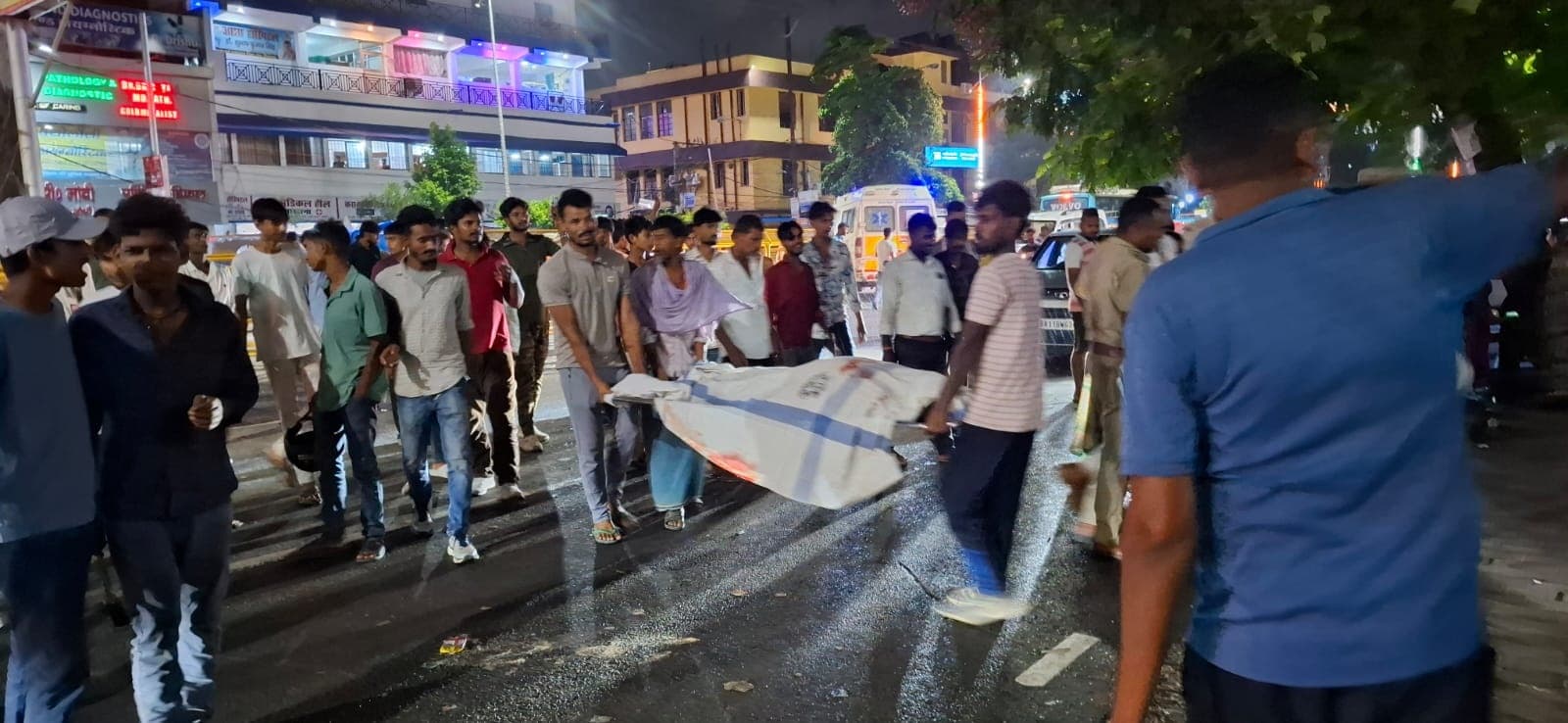 मौत के पांच घंटे बाद भी नहीं शुरू हुई पोस्टमार्टम प्रक्रिया, किया सड़क जाम