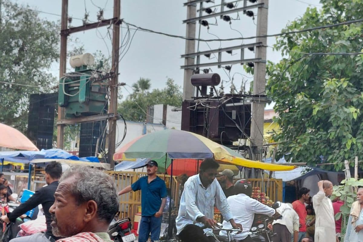 हाई वोल्टेज ट्रांसफॉर्मर के नीचे चल रही चाय-नाश्ते की दुकान, महाराजगंज में हर दिन मंडरा रहा बड़े हादसे का खतरा