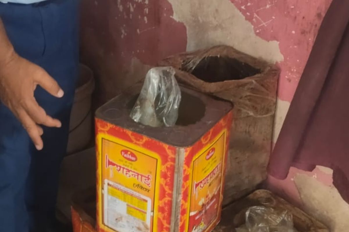 औरंगाबाद में खाद्य सुरक्षा विभाग की छापेमारी, होटल-ढाबों और दुकानों की खराब मिठाइयां कराई गईं नष्ट
