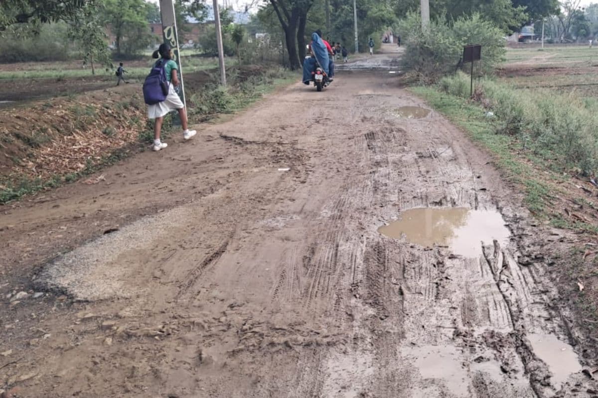 औरंगाबाद: कच्ची सड़क से भी बदतर हुई अंबा–मित्रसेनपुर पक्की सड़क, 10 महीने पहले लगा बोर्ड, अब तक नहीं शुरू हुआ निर्माण