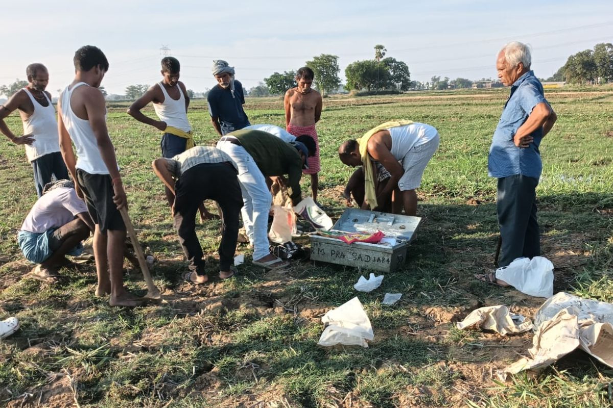 औरंगाबाद: चोरी के दो दिन बाद खेत में मिला टूटा बक्सा, जरूरी दस्तावेज सुरक्षित, गहने गायब