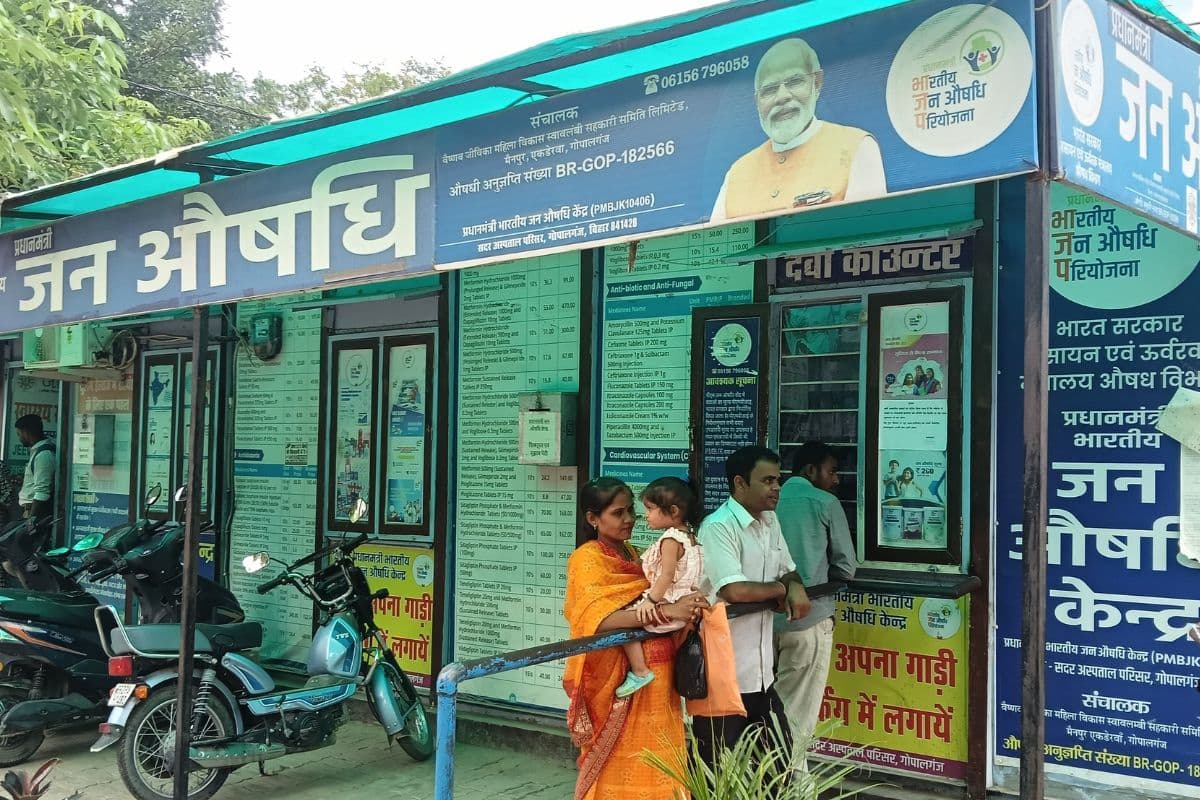 गोपालगंज : सरकारी अस्पतालों में जेनरिक की जगह ब्रांडेड दवाएं लिखने का आरोप, डॉक्टरों और दुकानदारों के बीच मिलीभगत की आशंका