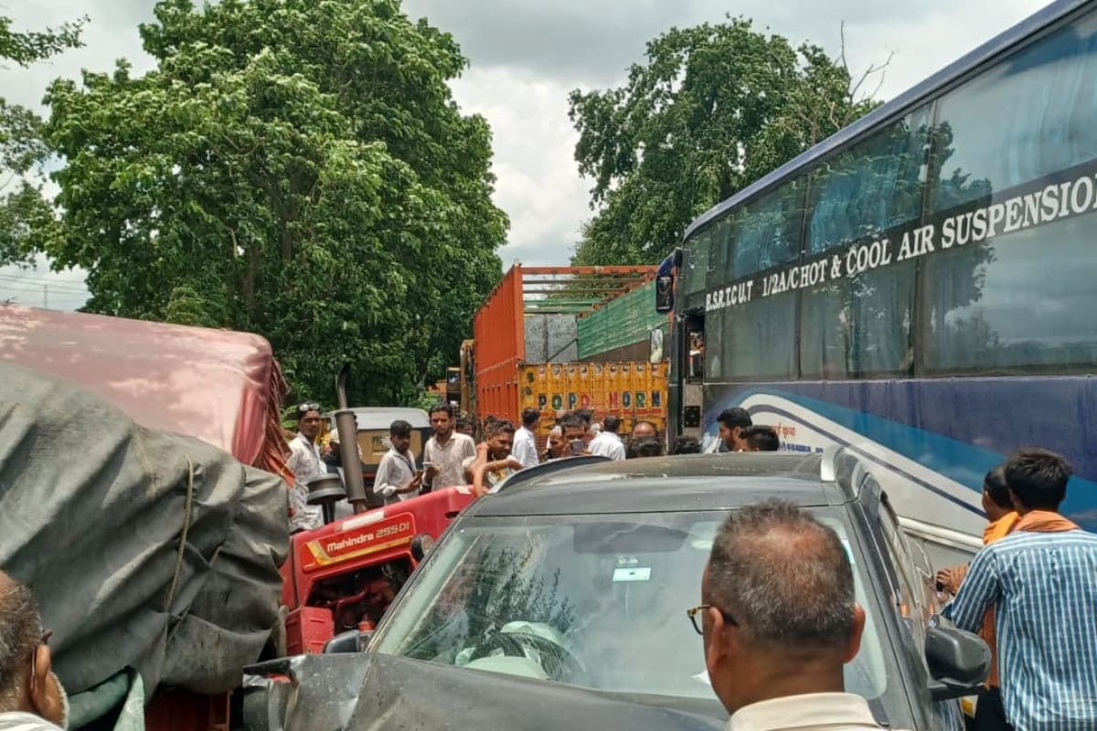 पूर्णिया में NH-131 पर सड़क हादसा, ट्रैक्टर और कार की आमने-सामने टक्कर, दोनों चालक घायल