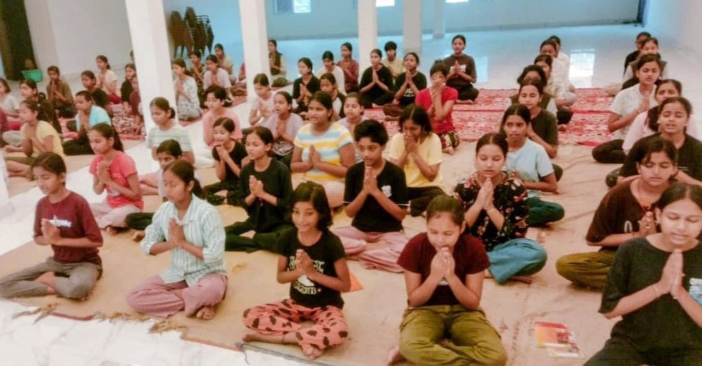 योग से स्वस्थ जीवन का मंत्र, पूर्णिया में 75 छात्राओं ने सीखे फिटनेस और संस्कार के गुर