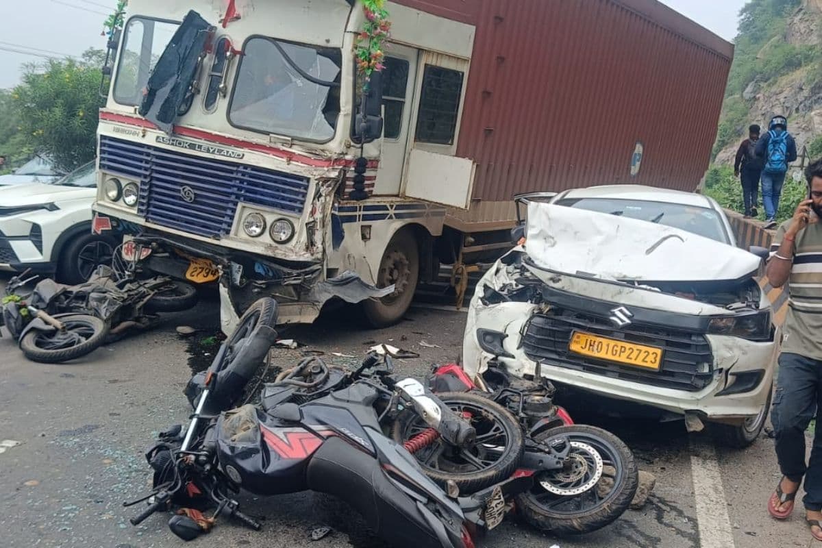 रामगढ़ चुटुपालू घाटी हादसा : ट्रेलर ने 10 गाड़ियों को मारी टक्कर, अनियंत्रित होकर 2 किलोमीटर तक मचाता रहा उत्पात