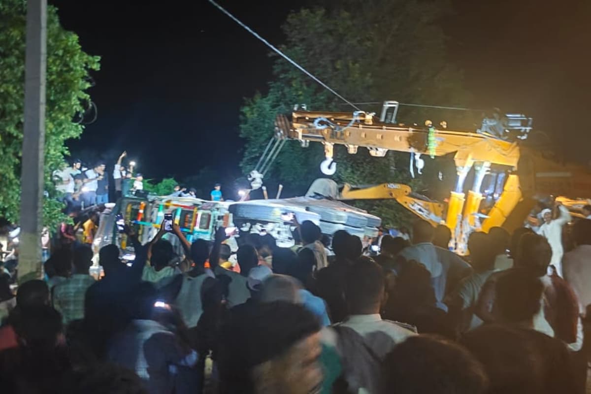 बौसी में काल बना बेकाबू हाईवा, 6 वर्षीय मासूम की मौत, मुआवजे की मांग पर बवाल, पथराव में एसडीपीओ समेत कई घायल