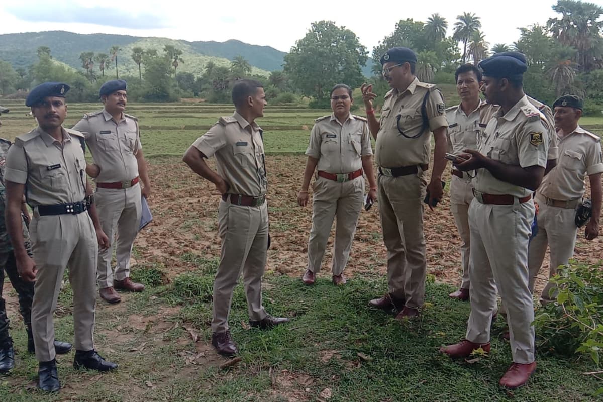 पेड़ से युवक का शव लटका मिलने से सनसनी, झारखंड के युवक की हुई पहचान, एफएसएल टीम ने जुटाए साक्ष्य