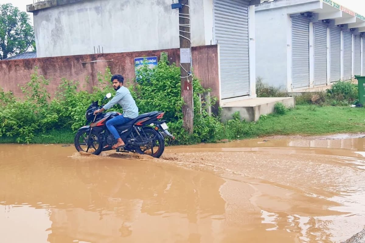 कटोरिया में झमाझम बारिश से गर्मी से राहत, जलजमाव बना मुसीबत,धान की खेती में जुटे किसान