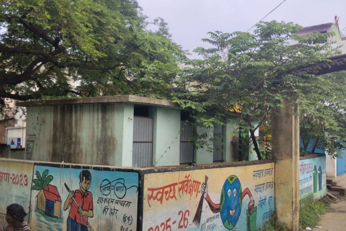 अमरपुर का सार्वजनिक शौचालय बना शोभा की वस्तु, मरम्मत पर खर्च हुए लाखों, लेकिन सुविधा अब भी बंद
