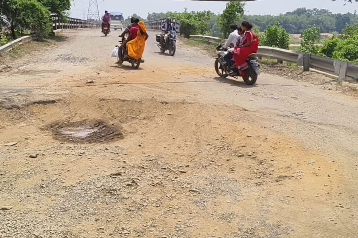 इंगलिशमोड़-पुनसिया मुख्य पथ जर्जर, मरम्मत नहीं हुई, तो सावन में बढ़ेंगी शिवभक्तों की मुश्किलें