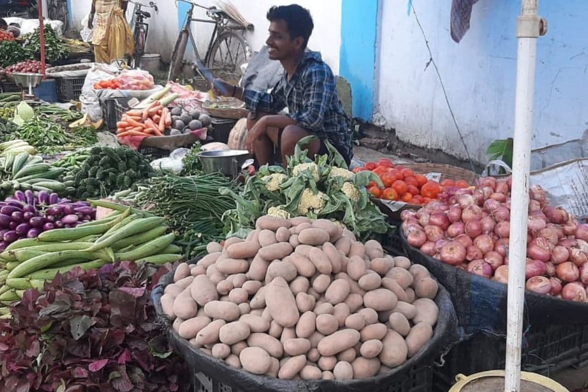 बढ़ती कीमत ने बिगाड़ा लजीज व्यंजनों का जायका: एक हफ्ते में ₹25 से ₹40 के पार पहुंचा प्याज