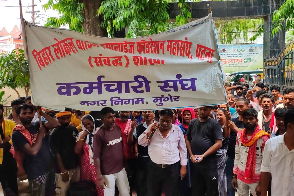तीन सूत्री मांगों को लेकर निगम कर्मियों का प्रदर्शन, 30 जुलाई से अनिश्चितकालीन हड़ताल की चेतावनी