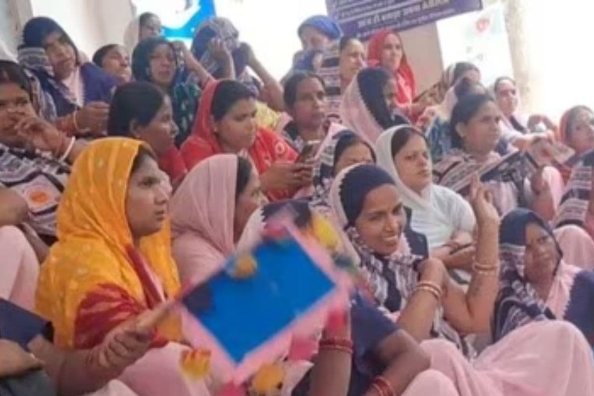11 माह से मानदेय भुगतान न होने से नाराज आशा कार्यकर्ताओं ने गुठनी अस्पताल के सिविल सर्जन को 3 घंटे तक बनाया बंधक