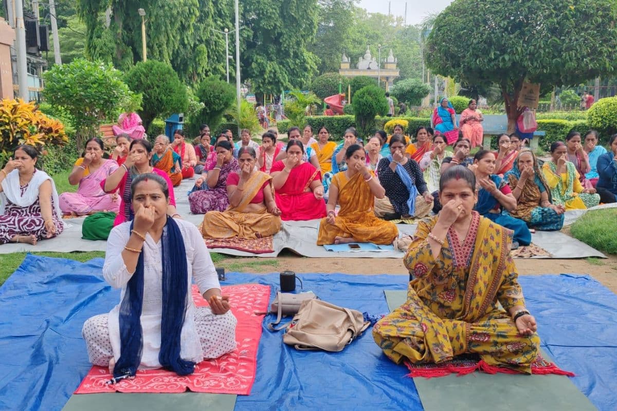 बिहारशरीफ के सुभाष पार्क में सुबह-सुबह योग से बदल रही महिलाओं की जीवनशैली, योग से बढ़ रही स्वास्थ्य जागरूकता