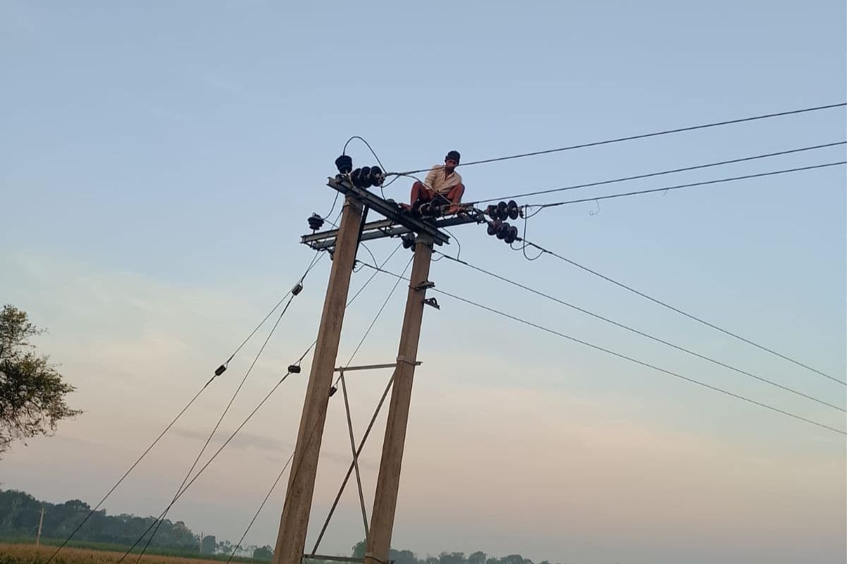 भीषण गर्मी में बिजली की आंख-मिचौनी से बढ़ी परेशानी, घंटों कटौती से लोग बेहाल भीषण गर्मी में बिजली की आंख-मिचौनी से बढ़ी परेशानी, घंटों कटौती से लोग बेहाल