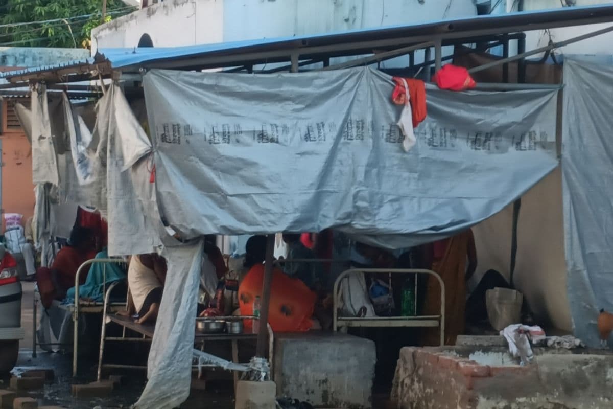 जहानाबाद सदर अस्पताल में बदहाल SNCU शेड, फटे तिरपाल और गंदे पानी के बीच रहने को मजबूर नवजातों की माताएं जहानाबाद सदर अस्पताल में बदहाल SNCU शेड, फटे तिरपाल और गंदे पानी के बीच रहने को मजबूर नवजातों की माताएं