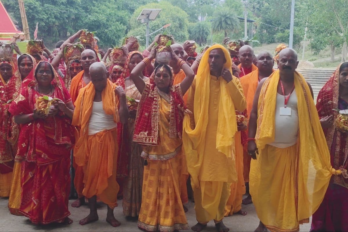 गुरुआ के सिमारू में हनुमान मंदिर प्राण-प्रतिष्ठा को लेकर निकली भव्य कलश यात्रा