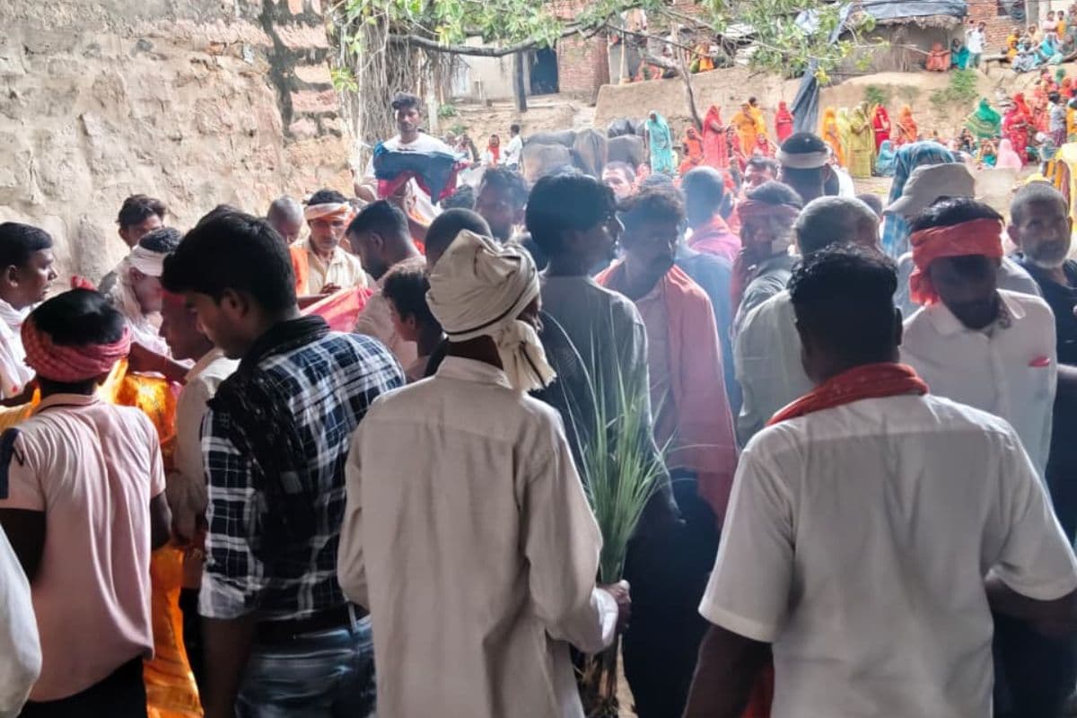 कैमूर में यूपी-बिहार बॉर्डर पर कर्मनाशा पुल से नीचे गिरा डंपर चालक, वाराणसी ट्रॉमा सेंटर में तोड़ा दम