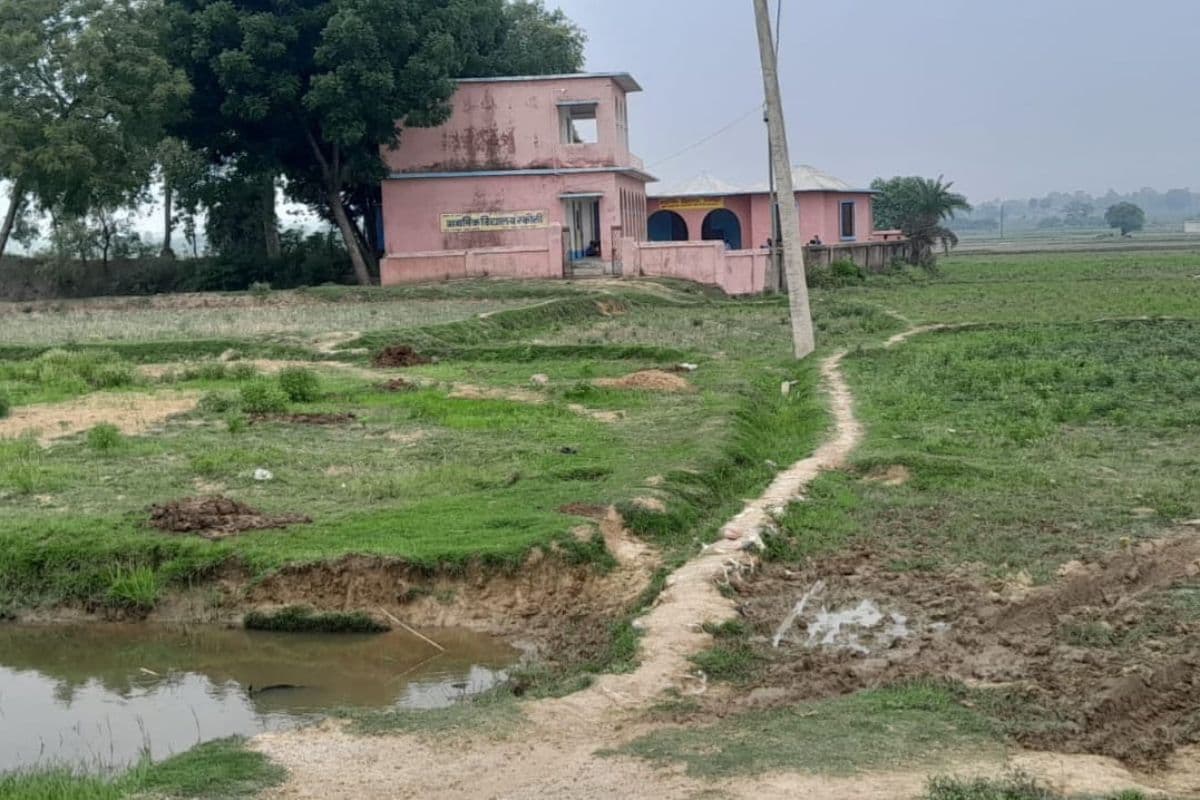 बाराहाट की एक पंचायत में स्कूल जाने के लिए खेत की मेड़ ही सहारा, प्रावि रकौली आज भी रास्ताविहीन
