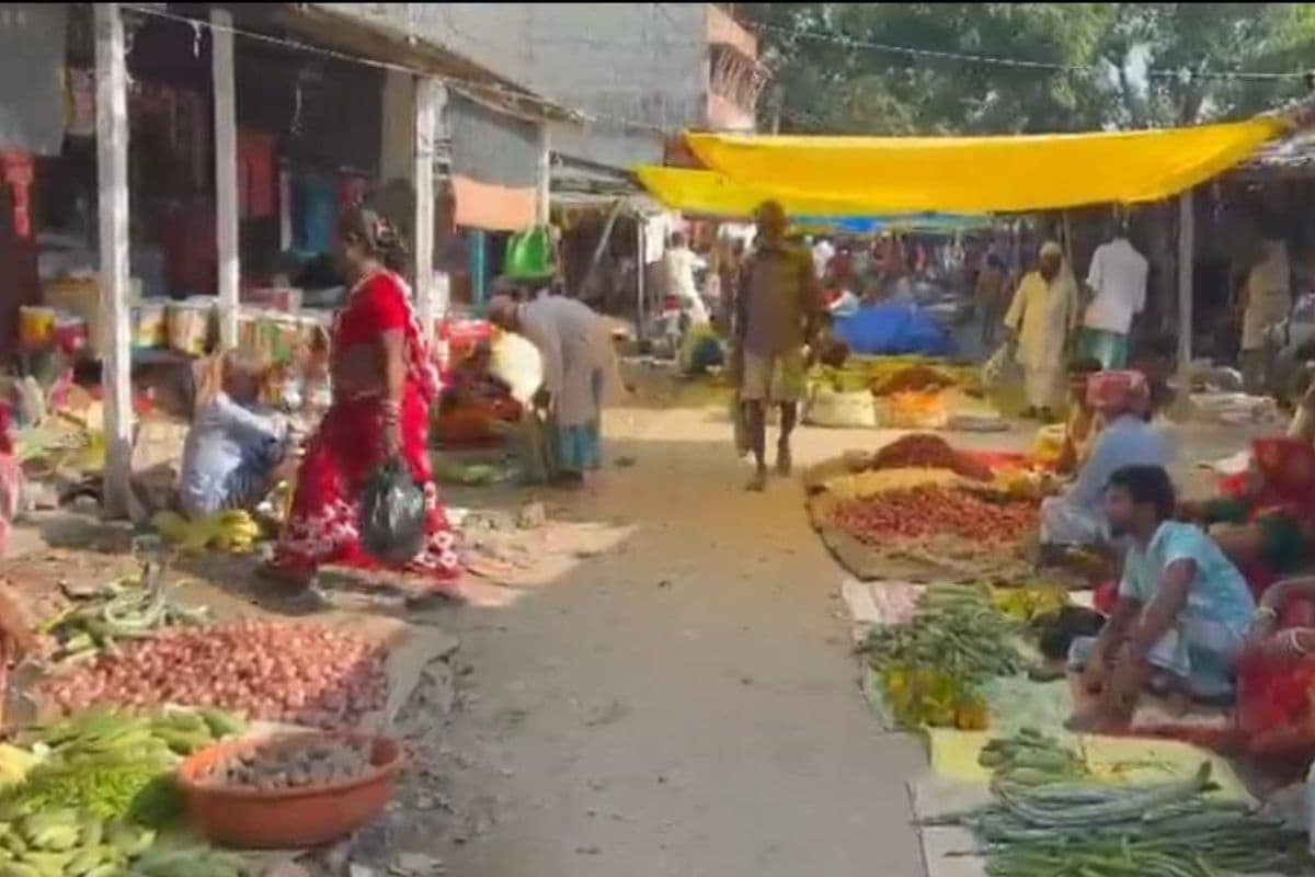 फुलवरिया बाजार के फुटकर विक्रेता 40°C की धूप में सड़क पर बैठने को मजबूर