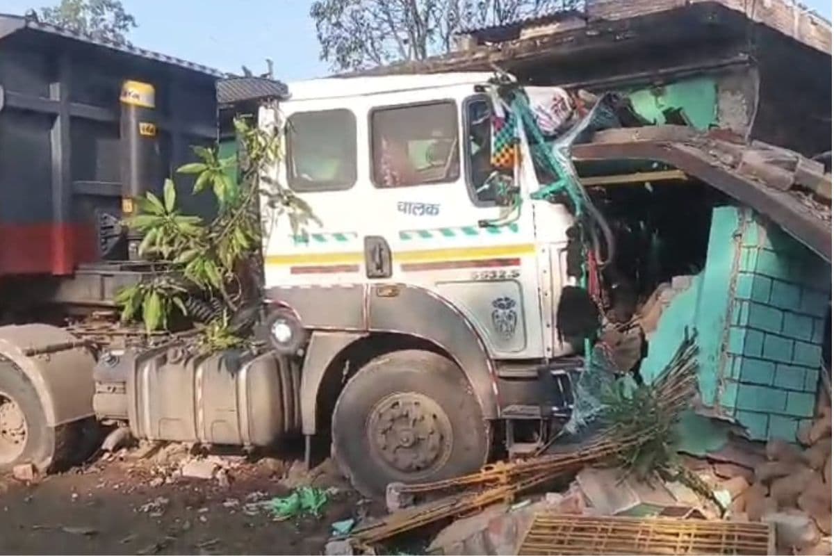 मुंगेर में रफ्तार का कहर: पेड़ और बाउंड्री तोड़ते हुए घर में घुसा बालू लदा हाइवा, बाल-बाल बचा परिवार