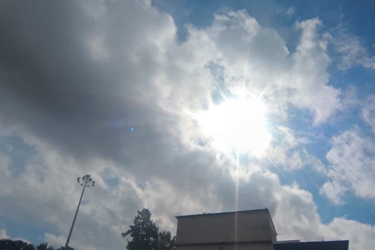 कोचाधामन 33.3°C के साथ सबसे गर्म, दिघलबैंक में बरसे मेघ; 97% आर्द्रता से बढ़ी चिपचिपी उमस