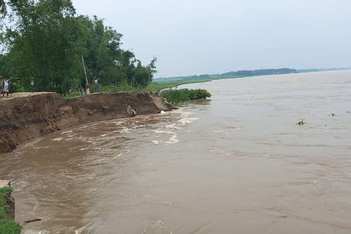 अमदाबाद में गंगा व महानंदा के कटाव पर कब लगेगा अंकुश? 40 साल में एक दर्जन गांव और 11 स्कूल नदी में विलीन