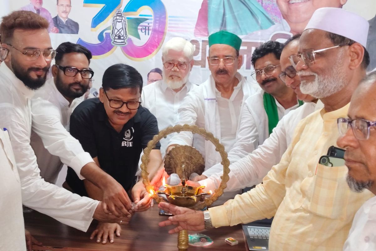 किशनगंज में धूमधाम से मनाया गया राजद का 30वां स्थापना दिवस: झंडोत्तोलन और केक काटकर दी बधाई