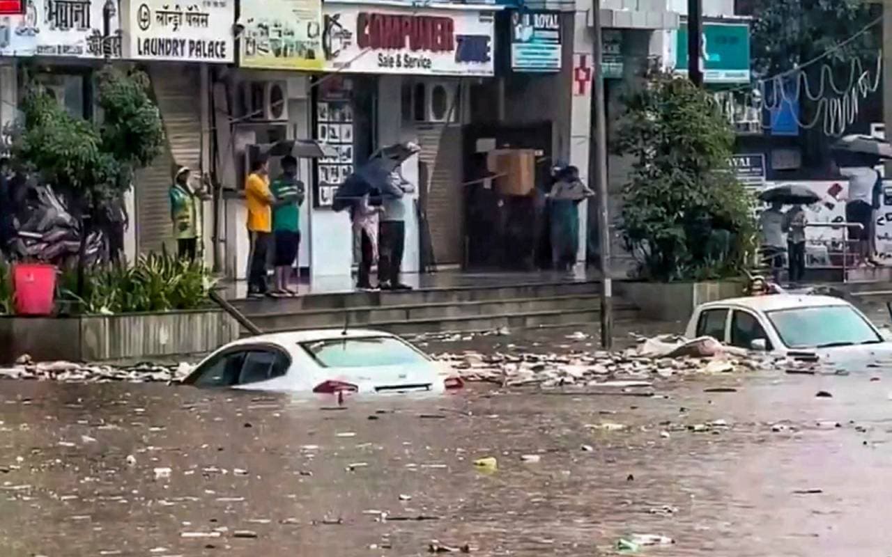 VIDEO: सड़कें बनीं झील, तैरती दिखीं कारें; भारी बारिश से मुंबई का हाल बेहाल, एक की मौत