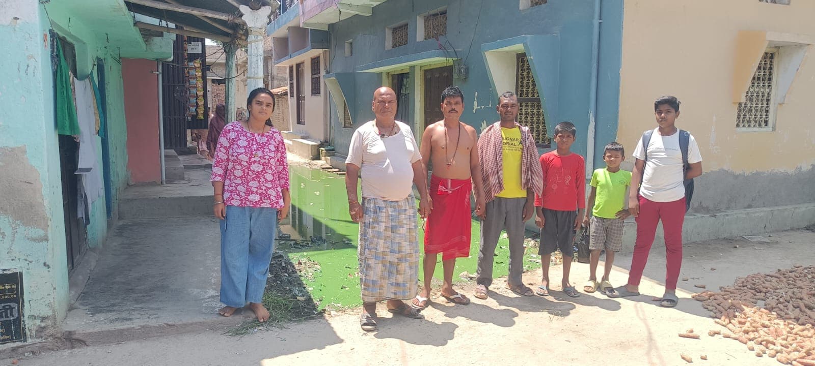 सड़क पर जलजमाव से ग्रामीण परेशान, दुर्गंध और संक्रमण के खतरे ने बढ़ाई चिंता
