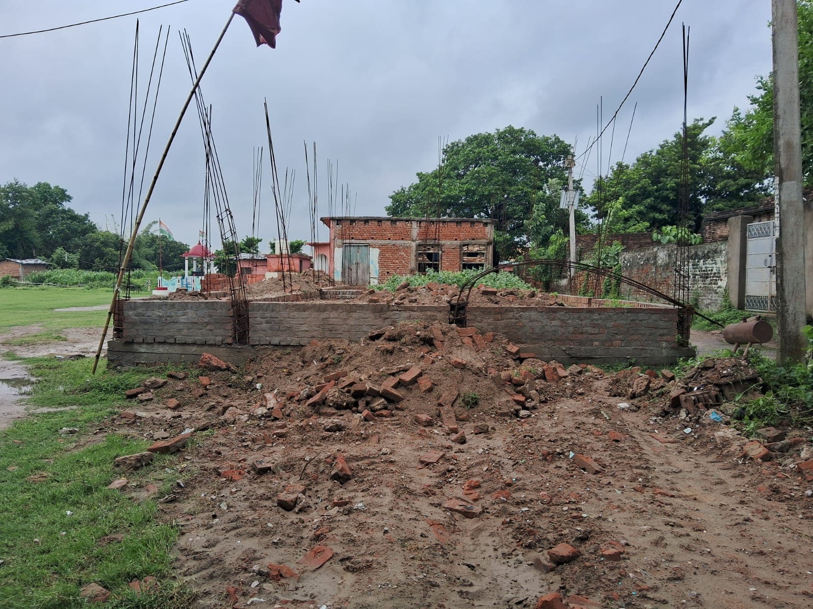 जमीन विवाद सुलझने के बाद मुरादपुर में स्कूल भवन और पंचायत सरकार भवन का निर्माण फिर शुरू