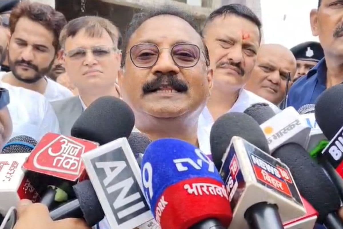 भरत तिवारी के गांव पहुंचे मंत्री अशोक चौधरी, बोले- एनकाउंटर गलत था, CM को बताऊंगा पूरी बात भरत तिवारी के गांव पहुंचे मंत्री अशोक चौधरी, बोले- एनकाउंटर गलत था, CM को बताऊंगा पूरी बात