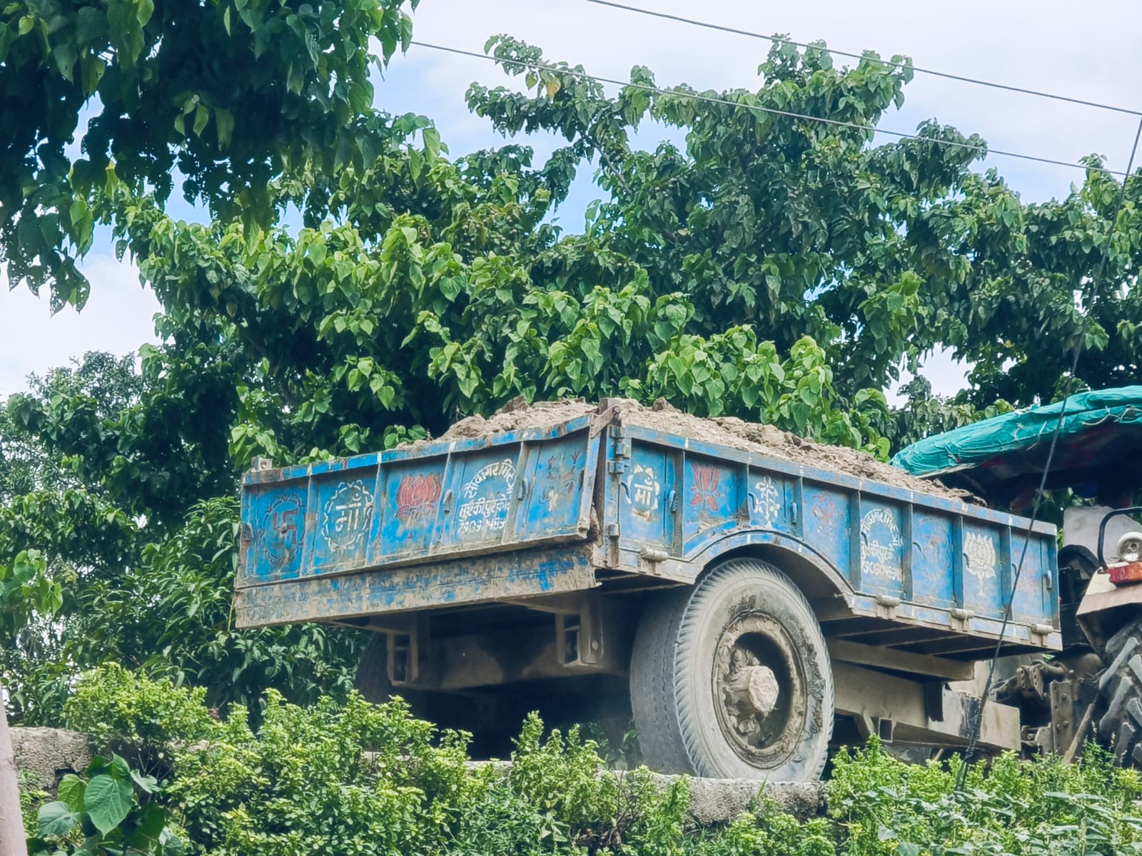 गोगरी में JCB से अवैध उत्खनन का आरोप, सरकार को लाखों के राजस्व का नुकसान
