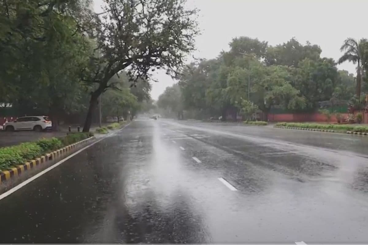 दिल्ली में मानसून की पहली बारिश, उमस और गर्मी से मिली राहत