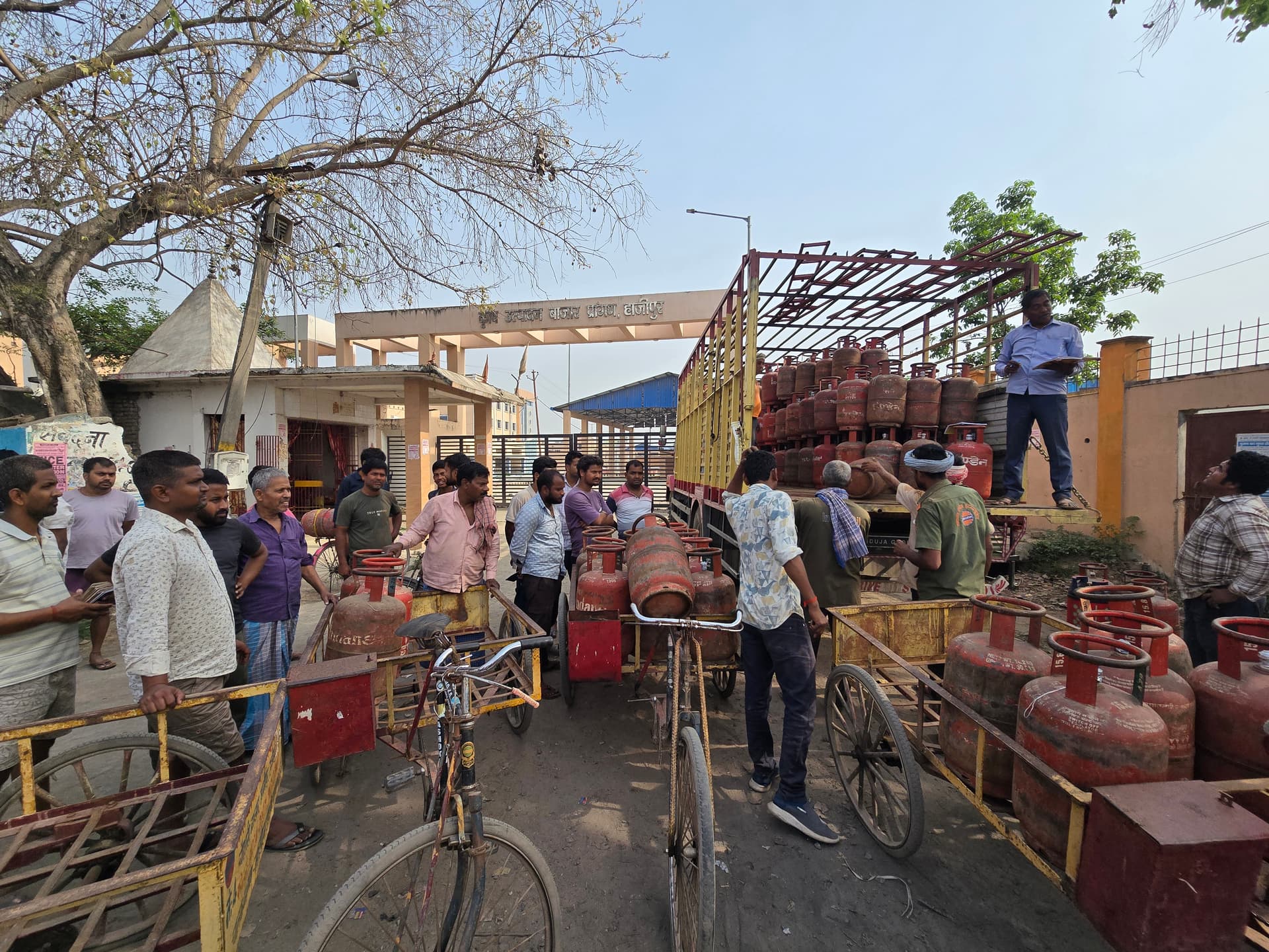 हाजीपुर में गैस आपूर्ति में सुधार का प्रशासन का दावा, लेकिन जमीनी हकीकत अलग, कई एजेंसियों में अब भी बंद है होम डिलीवरी